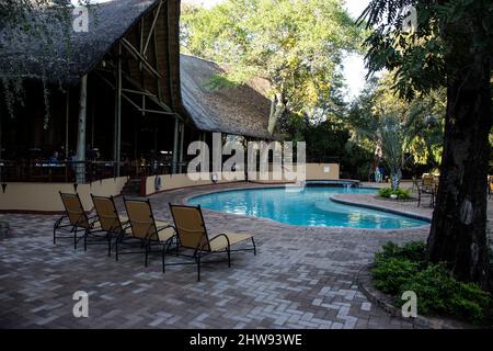 Privater Swimmingpool in der Chobe Safari Lodge in Botswana, ideal gelegen für Wildtouren und Fotosafaris Stockfoto