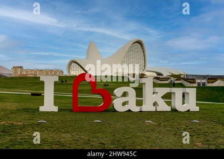 Baku, Aserbaidschan - Januar 05 2022: Gebäudekomplex des Heydar Aliyev Centers, entworfen von der irakisch-britischen Architektin Zaha Hadid mit Stadtnamen. Stockfoto