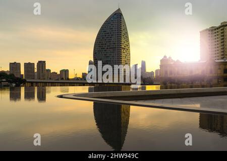 Baku, Aserbaidschan - 05 2022. Januar: Blick auf den Trump Tower bei Sonnenuntergang mit Reflexion. Stockfoto