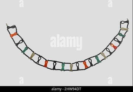 Kunst inspiriert von Halskette mit Sa-Amuletten von Senebtisi, Reich der Mitte, späte Dynastie 12–frühe Dynastie 13, ca. 1859–1770 v. Chr., aus Ägypten, Memphitenregion, Lisht North, Grab von Senwosret (758), Grube 763, Beerdigung von Senebtisi, 1906–07, Sa-Amulets: Silber (5 Originale, 4 restauriert), Karneol, Klassische Werke, die von Artotop mit einem Schuss Moderne modernisiert wurden. Formen, Farbe und Wert, auffällige visuelle Wirkung auf Kunst. Emotionen durch Freiheit von Kunstwerken auf zeitgemäße Weise. Eine zeitlose Botschaft, die eine wild kreative neue Richtung verfolgt. Künstler, die sich dem digitalen Medium zuwenden und die Artotop NFT erschaffen Stockfoto