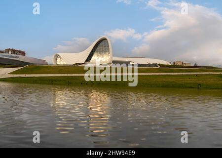 Baku, Aserbaidschan - Januar 05 2022: Heydar Aliyev Center Gebäudekomplex, entworfen von der irakisch-britischen Architektin Zaha Hadid, mit Pool, Teich direkt im Gebäude Stockfoto