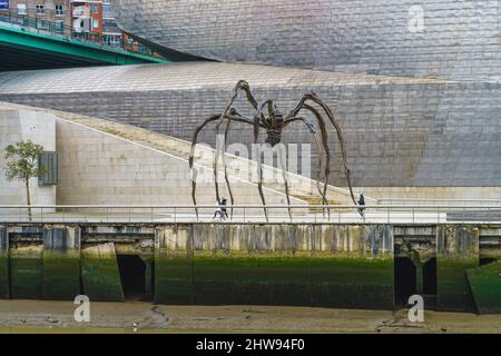 Bilbao, Spanien, 16. Februar 2022. Die Spinne, Skulptur von Louise Bourgeois im Guggenheim Museum in Bilbao. Stockfoto