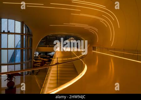 Baku, Aserbaidschan - Januar 05 2022: Baku, Innenansicht des Gebäudekomplexes des Heydar Aliyev Centers, entworfen von der irakisch-britischen Architektin Zaha Hadid. Stockfoto