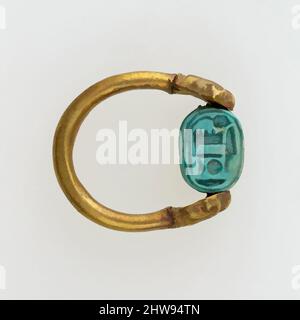 Kunst inspiriert von Scarab Fingerring mit Namen Amun-Re, Dritte mittlere Periode, späte Dynastie 21, ca. 1000–945 v. Chr., aus Ägypten, Oberägypten, Theben, Deir el-Bahri, Grab von Henettawy F, 1923–24, Gold, glasierter Steatit, Ring: Durchm. 2,2 cm (7/8 in.); L. 7,8 cm (11/16 in.), Henettawy, Klassisches Werk, modernisiert von Artotop mit einem Schuss Moderne. Formen, Farbe und Wert, auffällige visuelle Wirkung auf Kunst. Emotionen durch Freiheit von Kunstwerken auf zeitgemäße Weise. Eine zeitlose Botschaft, die eine wild kreative neue Richtung verfolgt. Künstler, die sich dem digitalen Medium zuwenden und die Artotop NFT erschaffen Stockfoto