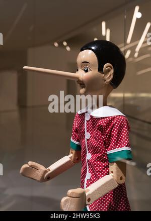 Baku, Aserbaidschan - Januar 05 2022: Holzpuppe Pinocchio mit klassischem Charakter. Stockfoto