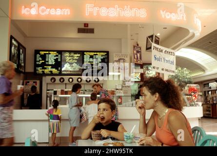 usa amerikanisches Essen usa Providence RI Einkaufszentrum Eis Passion Mutter und ihr Junge essen Eis Stockfoto