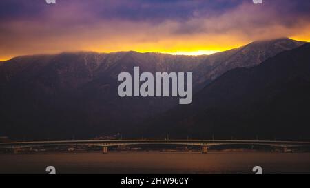 Fuji vor Sonnenuntergang im Herbst am See kawaguchiko, Japan Stockfoto