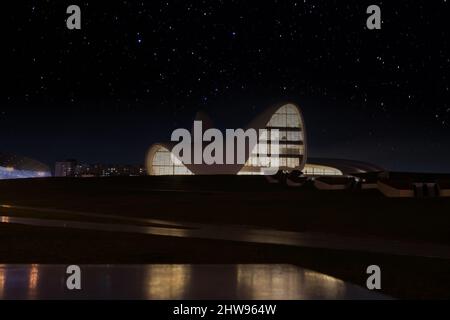 Baku, Aserbaidschan - Januar 05 2022: Heydar Aliyev Center Gebäudekomplex, entworfen von der irakisch-britischen Architektin Zaha Hadid, mit Pool, Teich direkt im Gebäude Stockfoto