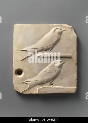 Kunst inspiriert von Relief-Plakette mit zwei Schwalben, gegenüberliegende Seite zwei Wachtelküken, spätptolemäische Periode, 400–30 v. Chr., aus Ägypten, Kalkstein, Farbe, 15 x 13,8 x 0,9 cm (5 7/8 x 5 7/16 x 3/8 Zoll), kleine Spätperiode und ptolemäische Reliefs oder Skulpturen, die ein Thema in einem von Artotop modernisierten, klassischen Werk mit einem Schuss Moderne darstellen. Formen, Farbe und Wert, auffällige visuelle Wirkung auf Kunst. Emotionen durch Freiheit von Kunstwerken auf zeitgemäße Weise. Eine zeitlose Botschaft, die eine wild kreative neue Richtung verfolgt. Künstler, die sich dem digitalen Medium zuwenden und die Artotop NFT erschaffen Stockfoto