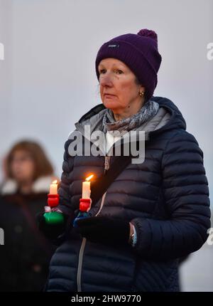 Weymouth, Dorset, Großbritannien. 4.. März 2022. Während der illegalen Invasion Russlands kommen die Bewohner zu einer Mahnwache bei Kerzenlicht an der Jubilee Clock auf der Esplanade in Weymouth in Dorset, um die Ukraine zu unterstützen. Bildnachweis: Graham Hunt/Alamy Live News. Stockfoto