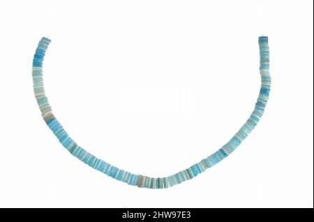 Kunst inspiriert von String of Large Flat Disk Beads, New Kingdom, Dynasty 18, ca. 1390–1353 v. Chr., aus Ägypten, Oberägypten, Theben, Malqata, Palace of Amenhotep III, S. Zeitschriften To W. (1910-11), 1910–12, Faience, Various, Classic Works modernisiert von Artotop mit einem Schuss Moderne. Formen, Farbe und Wert, auffällige visuelle Wirkung auf Kunst. Emotionen durch Freiheit von Kunstwerken auf zeitgemäße Weise. Eine zeitlose Botschaft, die eine wild kreative neue Richtung verfolgt. Künstler, die sich dem digitalen Medium zuwenden und die Artotop NFT erschaffen Stockfoto