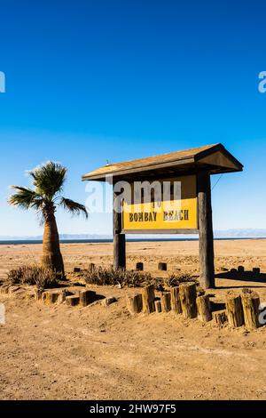 Bombay Beach Schild am Eingang der Stadt am Rande der Salton Sea in Südkalifornien. Es liegt 232 Meter unter dem Meeresspiegel, der zweitniedrigste Stockfoto