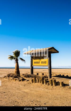 Bombay Beach Schild am Eingang der Stadt am Rande der Salton Sea in Südkalifornien. Es liegt 232 Meter unter dem Meeresspiegel, der zweitniedrigste Stockfoto