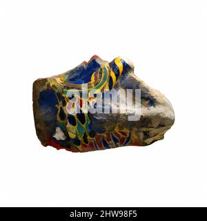 Kunst, inspiriert von einem Hochrelief-Inlay-Fragment, frontaler Büste eines gottes in einem Federkleid und mit einem Zepter, ptolemäische Periode–Römische Periode, 200 v. Chr.–100 n. Chr., aus Ägypten; Angeblich aus Rom, Glas, H. 3,5 × W. 5 cm (1 3/8 × 1 15/16 in.), monochromes blaues Glas wurde mit drei, von Artotop modernisierten Classic Works mit einem Schuss Moderne verschmolzen. Formen, Farbe und Wert, auffällige visuelle Wirkung auf Kunst. Emotionen durch Freiheit von Kunstwerken auf zeitgemäße Weise. Eine zeitlose Botschaft, die eine wild kreative neue Richtung verfolgt. Künstler, die sich dem digitalen Medium zuwenden und die Artotop NFT erschaffen Stockfoto