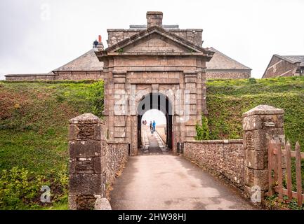 Das im klassischen Stil gestaltete Torhaus der Pendennis Castle, in Falmouth, Cornwall, wurde von Henry VIII gebaut, um das Land gegen eine Invasion zu verteidigen. Stockfoto