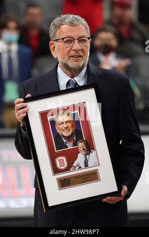 St. Louis, USA. 04. März 2022. Charley Steiner, der Fernsehsender der Los Angeles Dodgers, geht vom Basketballplatz, nachdem er vor dem Start des Missouri Valley Conference Basketball Tournaments im Enterprise Center in St. Louis am Freitag, den 4. März 2022, in die Missouri Valley Conference Hall of Fame aufgenommen wurde. Steiner schloss sein Studium 1971 an der Bradley University in Peoria, Illinois, ab. Foto von Bill Greenblatt/UPI Credit: UPI/Alamy Live News Stockfoto