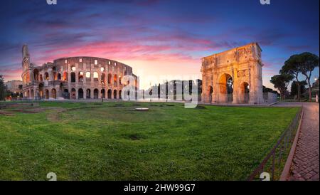 Kolosseum, Rom, Italien. Panoramabild des berühmten Kolosseums und des Konstantinsbogens in Rom, Italien bei schönem Sonnenaufgang. Stockfoto