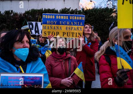 Madrid, Spanien. 04. März 2022. In Madrid lebende Ukrainer versammelten sich vor der russischen Botschaft, um gegen die russischen Angriffe in der Ukraine zu protestieren, die das Ende des Krieges forderten. Quelle: Marcos del Mazo/Alamy Live News Stockfoto