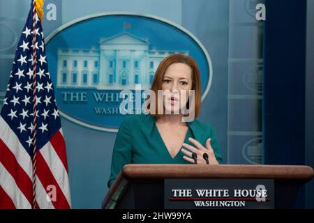 Washington DC, USA. 04. März 2022. Jen Psaki, die Pressesprecherin des Weißen Hauses, nimmt an einem Briefing im Weißen Haus in Washington, DC, Teil; 4. März 2022. Foto von Chris Kleponis/ABACAPRESS.COM Quelle: Abaca Press/Alamy Live News Stockfoto