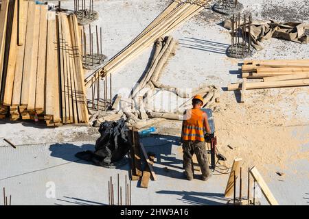 Nahaufnahme des Hausfundaments aus Betonschalungsblöcken, gefüllt mit Mörtel und Verstärkungsstäben Stockfoto