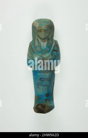 Kunst inspiriert von Arbeiter shabti von Henettawy (C), Tochter von Isetemkheb, Dritte mittlere Periode, Dynastie 21, ca. 990–970 v. Chr., aus Ägypten, Oberägypten, Theben, Deir el-Bahri, Grab, Kammer B, Begräbnis von Henettawy C (4), 1923–24, Faience, h. 11,9 × mit 4,3 × d. 3,5 cm (4 11/16 × 1 11/16, Classic Works modernisiert von Artotop mit einem Schuss Moderne. Formen, Farbe und Wert, auffällige visuelle Wirkung auf Kunst. Emotionen durch Freiheit von Kunstwerken auf zeitgemäße Weise. Eine zeitlose Botschaft, die eine wild kreative neue Richtung verfolgt. Künstler, die sich dem digitalen Medium zuwenden und die Artotop NFT erschaffen Stockfoto