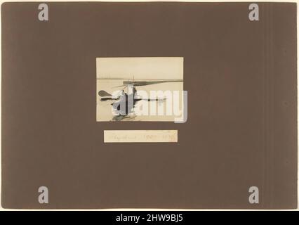 Art inspired by Flyvebaad, 1909-1910., 1905–19, Silbergelatine-Drucke von Glasnegativen, Bild: 2 15/16 in. × 4 Zoll (7,5 × 10,2 cm), Fotografien, Jacob Christian Hansen Ellehammer (Dänisch, 1871–1946), Vilhelm Ellehammer (Dänisch), ohne den Erfolg der Gebrüder Wright zu kennen, die dänischen, klassischen Werke, die von Artotop mit einem Schuss Moderne modernisiert wurden. Formen, Farbe und Wert, auffällige visuelle Wirkung auf Kunst. Emotionen durch Freiheit von Kunstwerken auf zeitgemäße Weise. Eine zeitlose Botschaft, die eine wild kreative neue Richtung verfolgt. Künstler, die sich dem digitalen Medium zuwenden und die Artotop NFT erschaffen Stockfoto