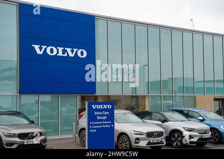 Slough, berkshire, Großbritannien. 4.. März 2022. Ein Volvo Autosalon in Slough. Nach der Invasion der Ukraine durch Russland haben viele Automobilhersteller ihre Verkäufe an Russland bis auf weiteres eingestellt. Volvo war der erste Automobilhersteller, der seine Autolieferungen nach Russland bis auf weiteres aussetzen konnte. Quelle: Maureen McLean/Alamy Live News Stockfoto