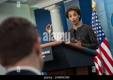 Washington, USA. 04. März 2022. Cecilia Rouse, Vorsitzende des Rates der Wirtschaftsberater, nimmt an einem Briefing im Weißen Haus in Washington, DC, Teil; 4. März 2022. Foto von Chris Kleponis/Pool/Sipa USA Credit: SIPA USA/Alamy Live News Stockfoto