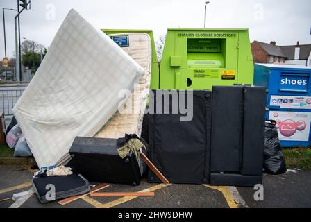 Slough, berkshire, Großbritannien. 4.. März 2022. Illegales Kippen von Fliegen auf einem Parkplatz neben einer gemeinnützigen Spendensammelstelle in Slough, die sich als die schlimmste Stadt in berkshire für illegales Kippen von Fliegen herausstellte. Quelle: Maureen McLean/Alamy Live News Stockfoto