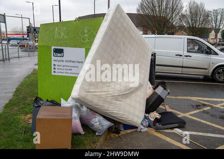 Slough, berkshire, Großbritannien. 4.. März 2022. Illegales Kippen von Fliegen auf einem Parkplatz neben einer gemeinnützigen Spendensammelstelle in Slough, die sich als die schlimmste Stadt in berkshire für illegales Kippen von Fliegen herausstellte. Quelle: Maureen McLean/Alamy Live News Stockfoto