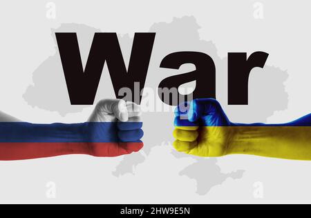 Geballte männliche Fäuste in Farben von russischen und ukrainischen Flaggen auf weißem Hintergrund gemalt. Krieg zwischen Russland und der Ukraine Stockfoto