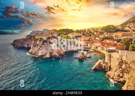 Fort Lovrijenac von den oberen Mauern der Stadt Dubrovnik in Kroatien. Blick auf die Festung Fort Lovrijenac, über den Westhafen. Dubrovnik historische Stadt Stockfoto