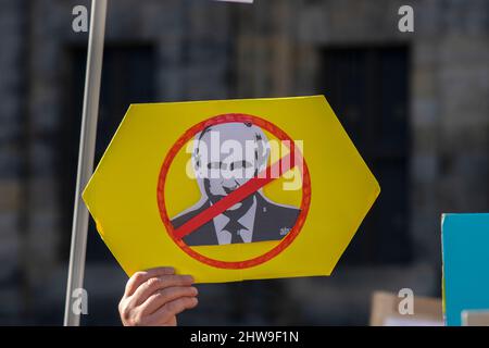 Verbotenes Poetin-Zeichen Beim Protest Gegen Den Krieg In Der Ukraine In Amsterdam, Niederlande 27-2-2022 Stockfoto