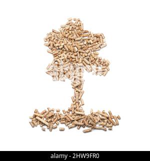 Baum aus Holzpellets auf weißem Hintergrund Stockfoto