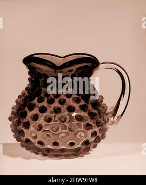 Kunst inspiriert von Hobnail Creamer, nach 1886, hergestellt in Wheeling, West Virginia, USA, Amerikanisches, gepresstes Cranberry- und farbloses Glas, H. 4 Zoll (10,2 cm), Glass, probably Hobbs, Brockunier and Company (1863–1891, Klassisches Werk, das von Artotop mit einem Schuss Moderne modernisiert wurde. Formen, Farbe und Wert, auffällige visuelle Wirkung auf Kunst. Emotionen durch Freiheit von Kunstwerken auf zeitgemäße Weise. Eine zeitlose Botschaft, die eine wild kreative neue Richtung verfolgt. Künstler, die sich dem digitalen Medium zuwenden und die Artotop NFT erschaffen Stockfoto