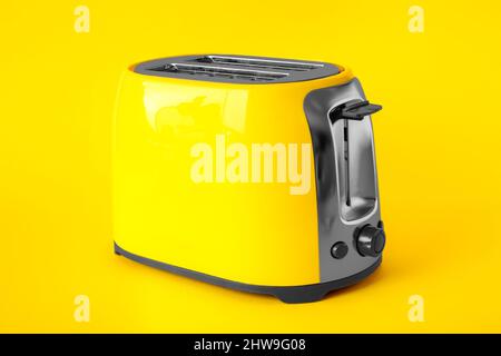 Neuer moderner Toaster auf gelbem Hintergrund Stockfoto