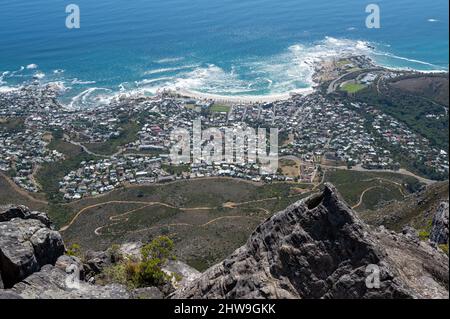 Blick auf Camps Bay, Kapstadt, Südafrika Stockfoto