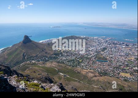 Blick vom Tafelberg auf Kapstadt in Südafrika mit Lions Head und Signal Hill Stockfoto