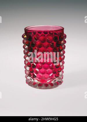 Kunst inspiriert von Tumbler, nach 1886, hergestellt in Wheeling, West Virginia, USA, Amerikanisches, gepresstes Cranberry-Glas, H. 4 Zoll (10,2 cm), Glass, probably Hobbs, Brockunier and Company (1863–1891, Klassisches Werk, das von Artotop mit einem Schuss Moderne modernisiert wurde. Formen, Farbe und Wert, auffällige visuelle Wirkung auf Kunst. Emotionen durch Freiheit von Kunstwerken auf zeitgemäße Weise. Eine zeitlose Botschaft, die eine wild kreative neue Richtung verfolgt. Künstler, die sich dem digitalen Medium zuwenden und die Artotop NFT erschaffen Stockfoto