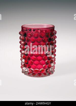 Kunst inspiriert von Tumbler, nach 1886, hergestellt in Wheeling, West Virginia, USA, Amerikanisches, gepresstes Cranberry-Glas, H. 4 3/4 Zoll (12,1 cm), Glass, probably Hobbs, Brockunier and Company (1863–1891, Klassisches Werk, das von Artotop mit einem Schuss Moderne modernisiert wurde. Formen, Farbe und Wert, auffällige visuelle Wirkung auf Kunst. Emotionen durch Freiheit von Kunstwerken auf zeitgemäße Weise. Eine zeitlose Botschaft, die eine wild kreative neue Richtung verfolgt. Künstler, die sich dem digitalen Medium zuwenden und die Artotop NFT erschaffen Stockfoto