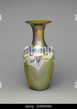 Kunst inspiriert von Vase, 1902–18, hergestellt in Brooklyn, New York, New York, USA, amerikanisch, mundgeblasenes Glas, H. 12 3/4 Zoll (32,4 cm); Durchm. 6 1/16 Zoll (15,4 cm), Glas, Quezal Art Glass and Decorating Company (1901–ca. 1924, Classic Works modernisiert von Artotop mit einem Schuss Moderne. Formen, Farbe und Wert, auffällige visuelle Wirkung auf Kunst. Emotionen durch Freiheit von Kunstwerken auf zeitgemäße Weise. Eine zeitlose Botschaft, die eine wild kreative neue Richtung verfolgt. Künstler, die sich dem digitalen Medium zuwenden und die Artotop NFT erschaffen Stockfoto