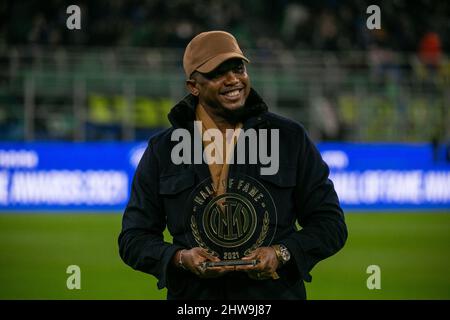 Mailand, Italien. 04. März 2022. Mailand, Italien - märz 4 2022 - Inter-Salernitana Serie A - samuel eto'o belohnt Hall of Fame 2021 Credit: Christian Santi/Alamy Live News Stockfoto