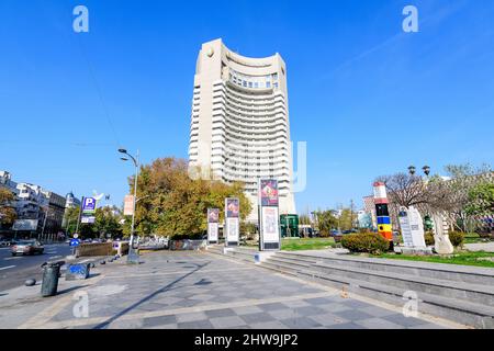 Bukarest, Rumänien, 6. November 2021: Hohes Gebäude des InterContinental Hotels in der Nähe des Universitätsplatzes (Piata Universitatii) an einem sonnigen Herbsttag Stockfoto