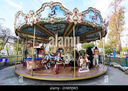 Bukarest, Rumänien, 13. November 2021: Buntes Kinder buntes Karussell mit gemischtem Kunststoff- und Metallspielzeug und Materialien in Parcul Tei (Linden Pa Stockfoto