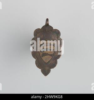 Art Inspired by Badge (wahrscheinlich von Horse Harness), Anfang des 14.. Oder 15.. Jahrhunderts, spanisch oder britisch, Kupfer, H. 3 Zoll (7,6 cm); B: 1 5/8 Zoll (4,1 cm); Gewicht 1 oz. (28,3 g), Verschiedenes-Abzeichen, Klassisches Werk, das von Artotop mit einem Schuss Moderne modernisiert wurde. Formen, Farbe und Wert, auffällige visuelle Wirkung auf Kunst. Emotionen durch Freiheit von Kunstwerken auf zeitgemäße Weise. Eine zeitlose Botschaft, die eine wild kreative neue Richtung verfolgt. Künstler, die sich dem digitalen Medium zuwenden und die Artotop NFT erschaffen Stockfoto