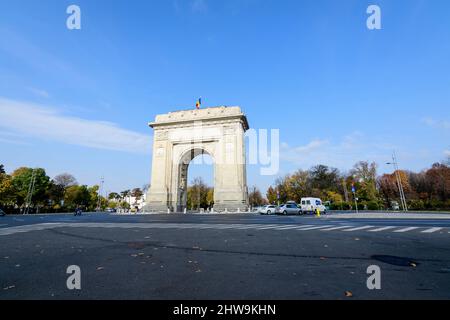 Bukarest, Rumänien - 6. November 2021: Arcul de Triumph (Triumphbogen) Triumphbogen und Wahrzeichen, im nördlichen Teil der Stadt auf Stockfoto