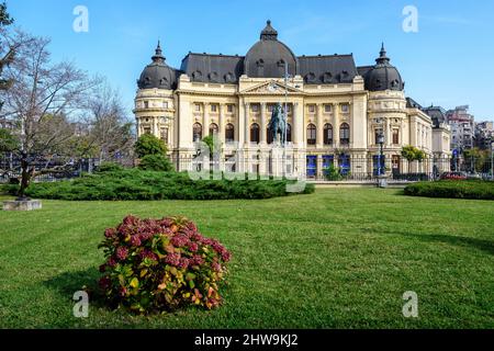 Bukarest, Rumänien - 6. November 2021: Zentrale Universitätsbibliothek mit Reiterdenkmal an König Carol I. davor auf dem Revolutiei-Platz (Pia Stockfoto