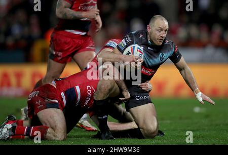 St Helens' James Roby (rechts) wurde von Lachlan Coote von Hull KR während des Matches der Betfred Super League im Sewell Group Craven Park, Kingston upon Hull, angegangen. Bilddatum: Freitag, 3. März 2022. Stockfoto