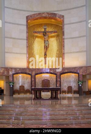 Kruzifix über dem Altar im Heiligtum der historischen Co-Cathedral of the Sacred Heart am 1111 St. Joseph Pkwy in Houston, Texas Stockfoto