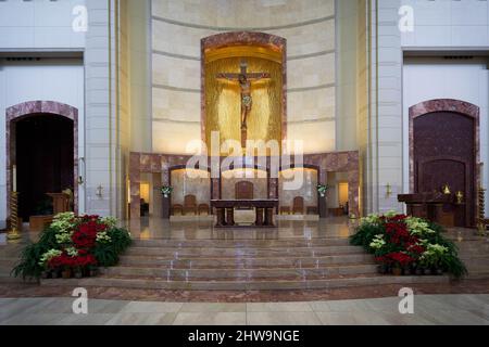 Kruzifix über dem Altar im Heiligtum der historischen Co-Cathedral of the Sacred Heart am 1111 St. Joseph Pkwy in Houston, Texas Stockfoto